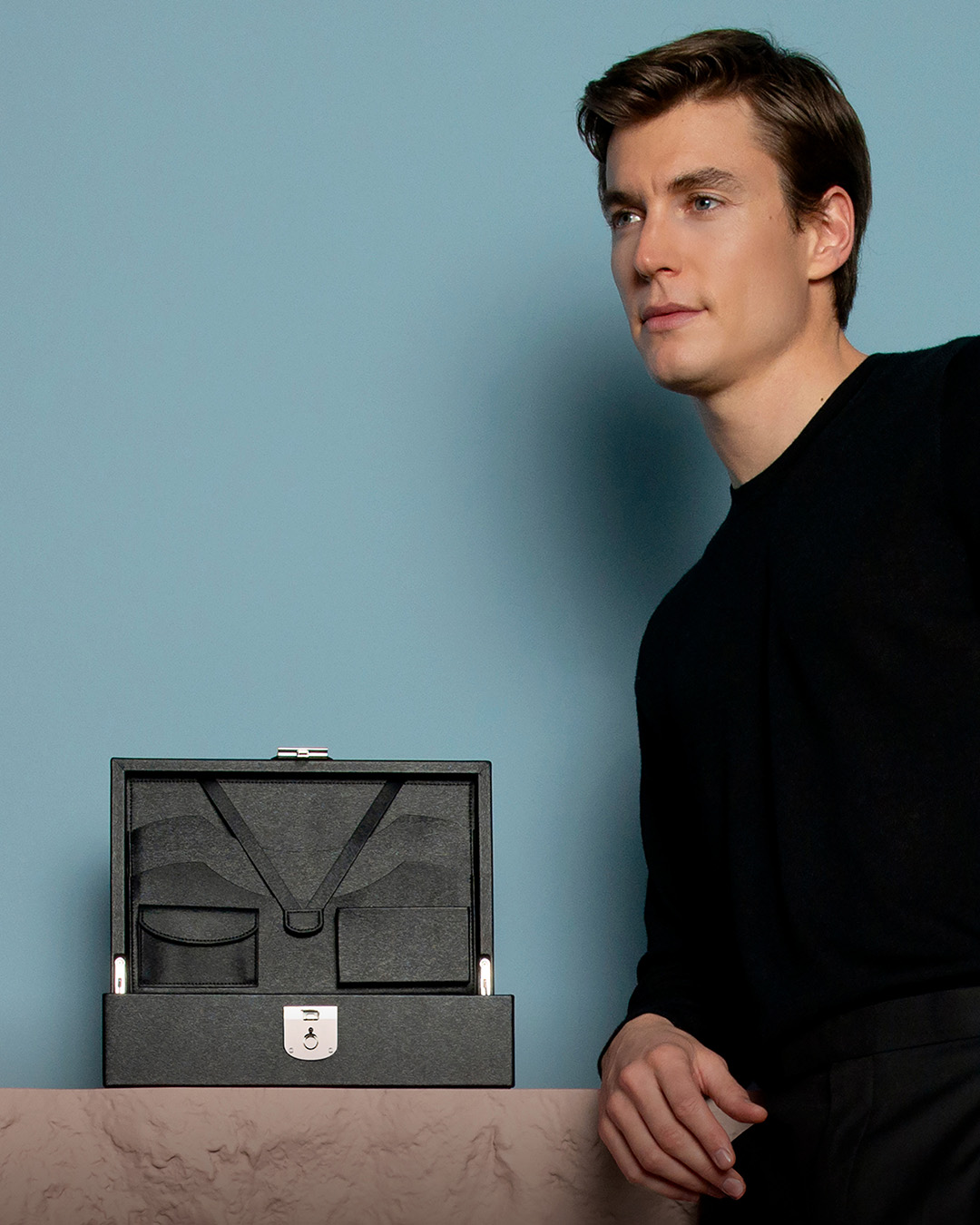 model standing next to Philipp lifestyle box model standing next to Philipp lifestyle box